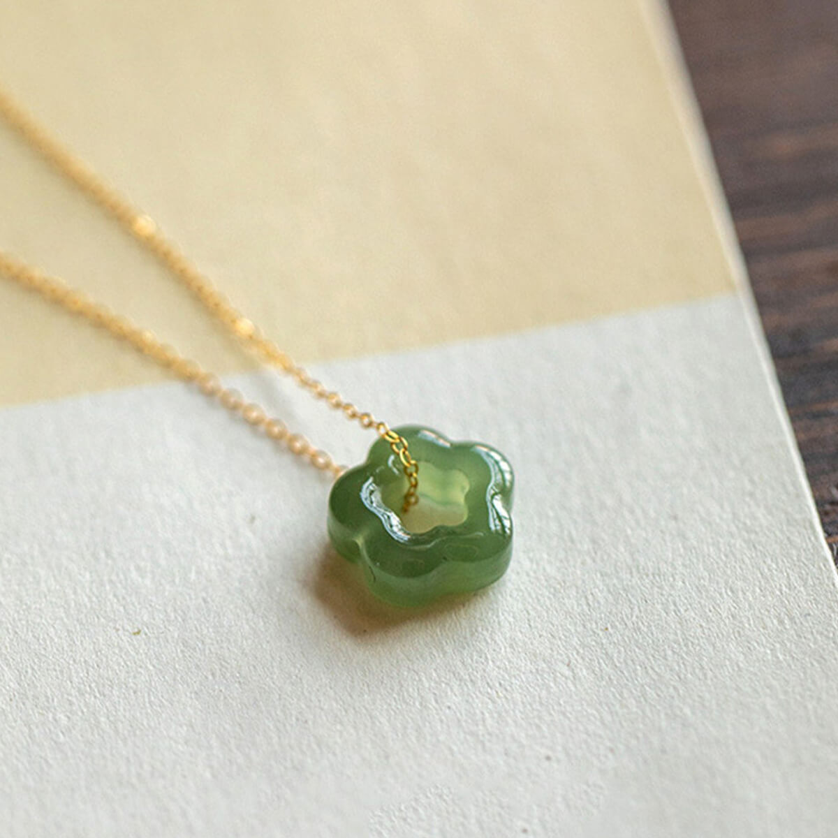 Damen Halskette aus Blumen-Jade mit vergoldeter Kette Jully