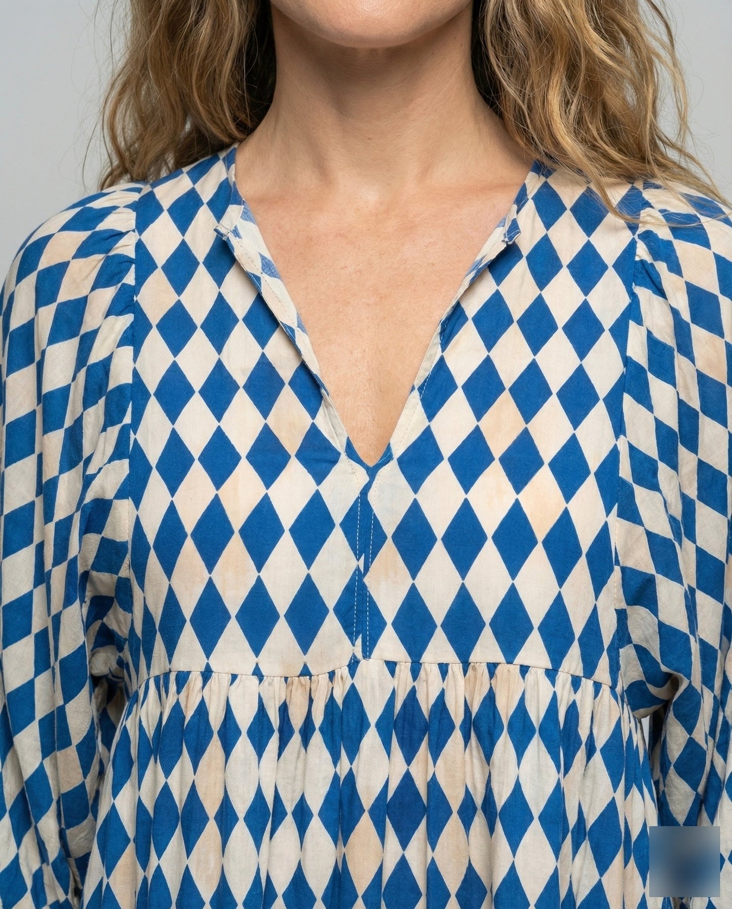 Damen Midikleid mit V-Ausschnitt und gestufter Struktur Jully