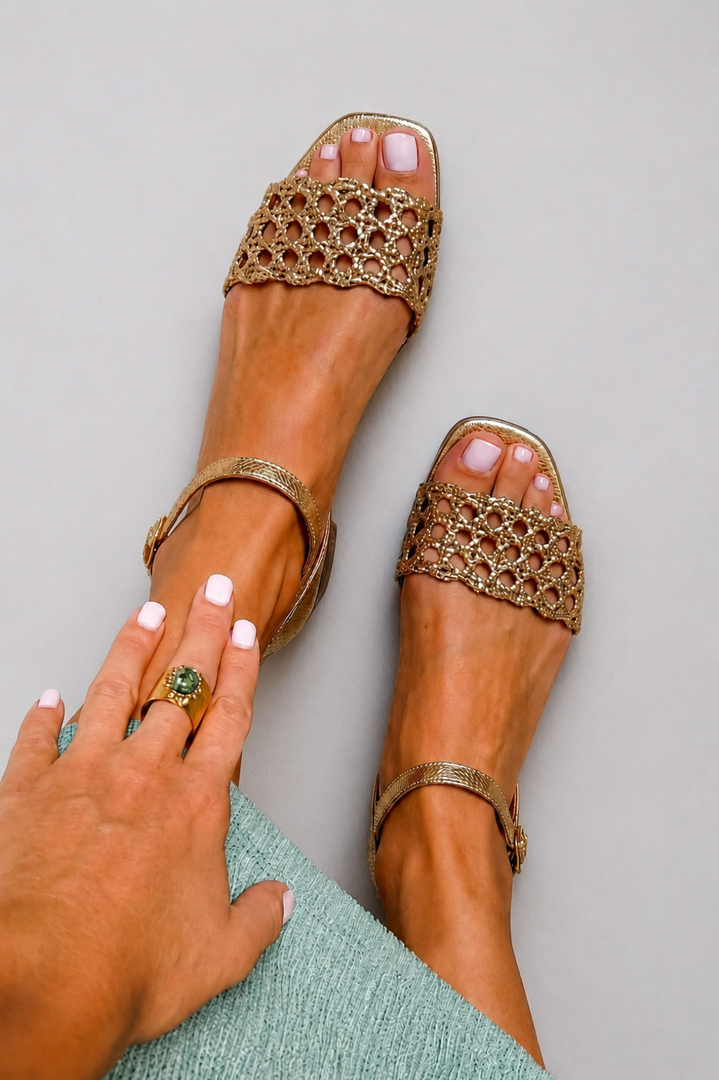 Damen Sandalen mit Cut-Out-Details in Gold Jully