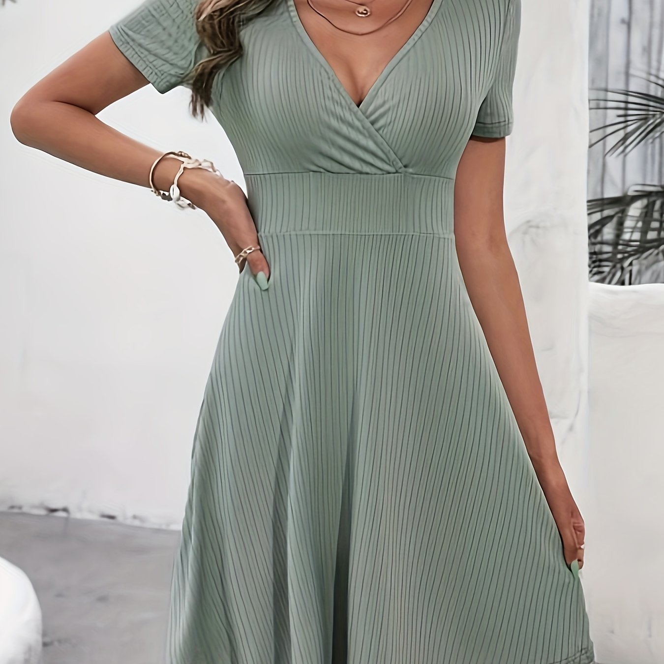 Damen Sommerkleid mit V-Ausschnitt und elegantem Design Jully