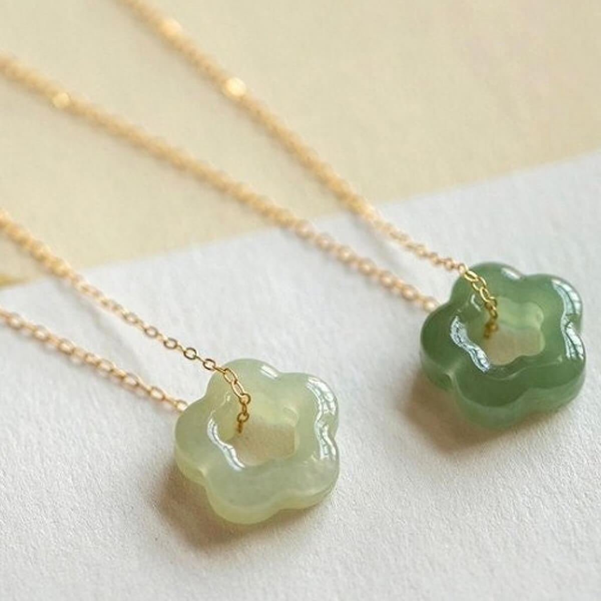 Damen Halskette aus Blumen-Jade mit vergoldeter Kette Jully
