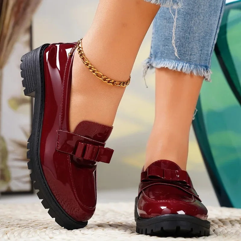 Damen Loafer aus glänzendem Lackleder mit Schleife Jully