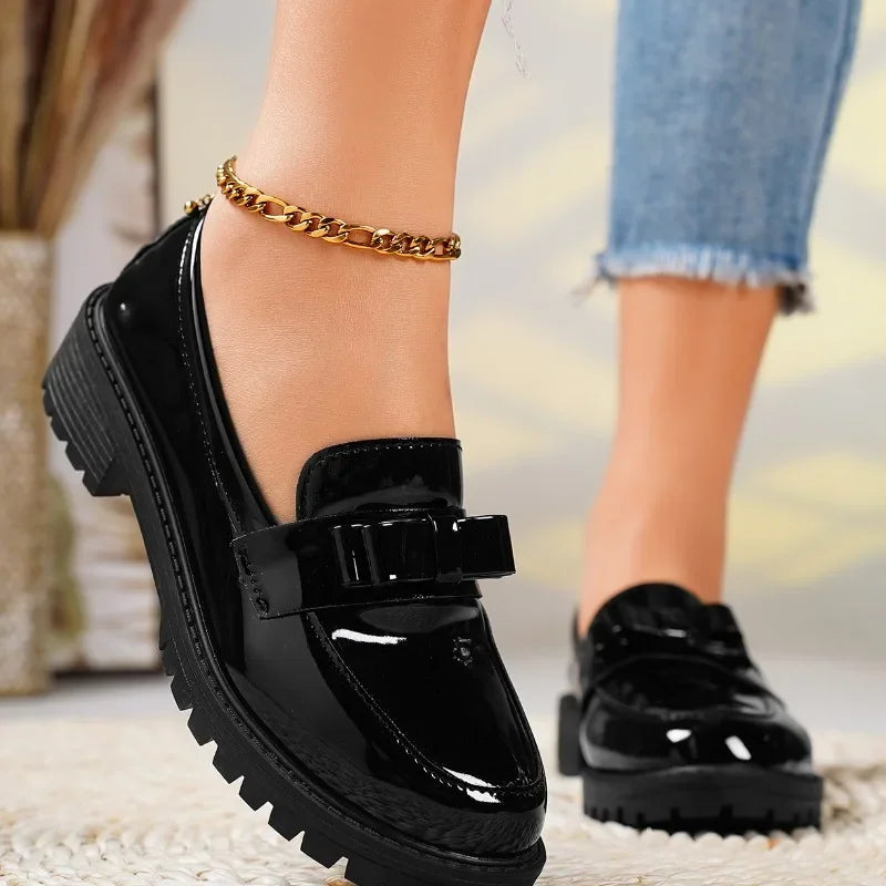 Damen Loafer aus glänzendem Lackleder mit Schleife Jully