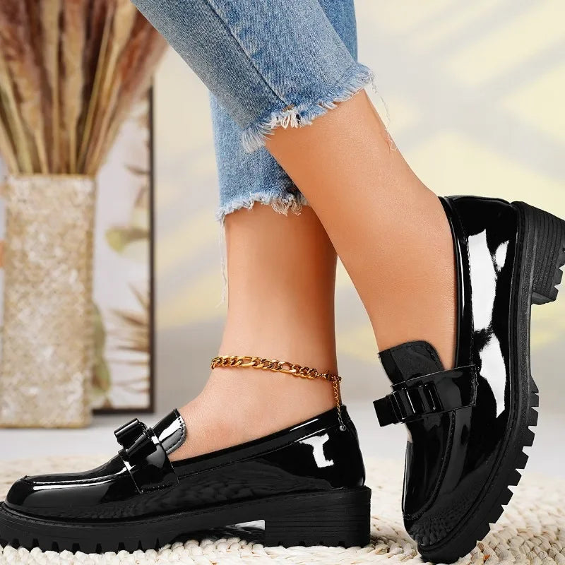 Damen Loafer aus glänzendem Lackleder mit Schleife Jully