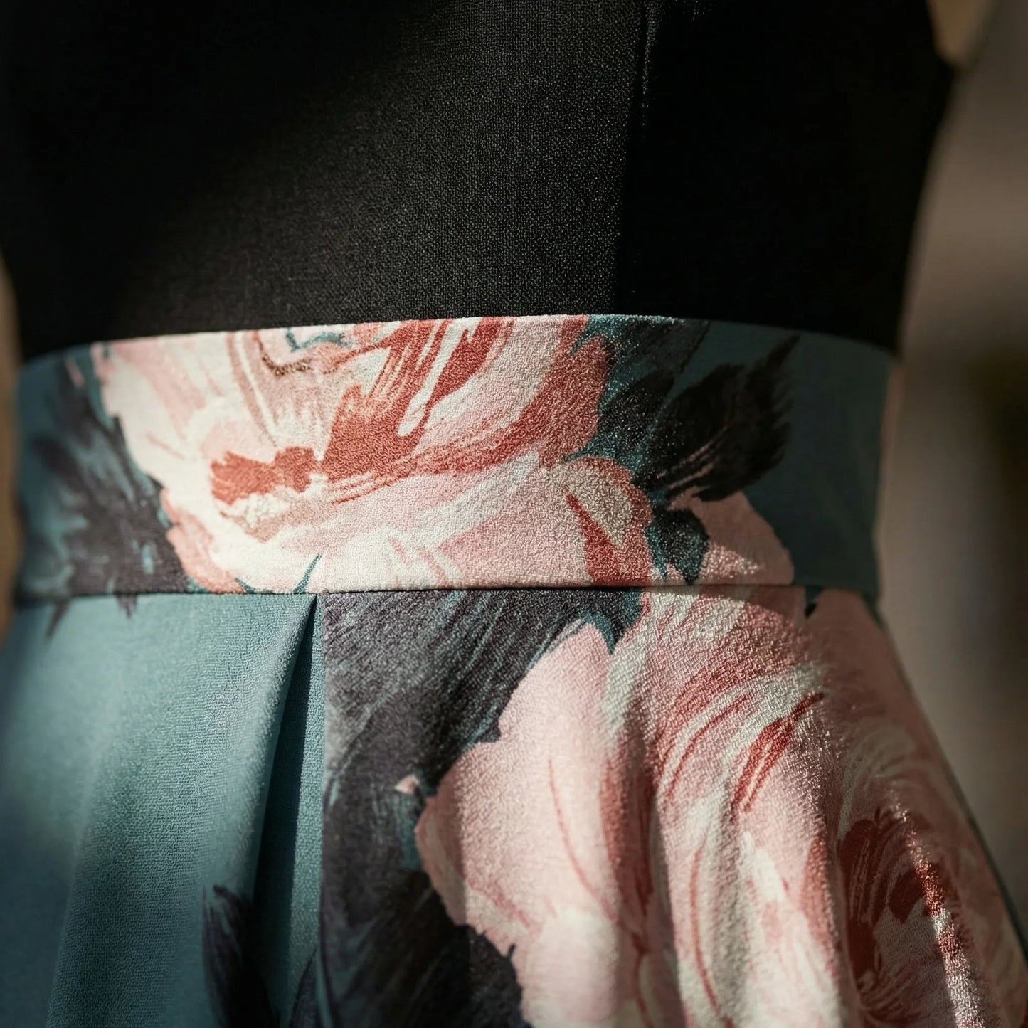 Damen Maxikleid mit Blumenmuster und Rundhalsausschnitt Jully