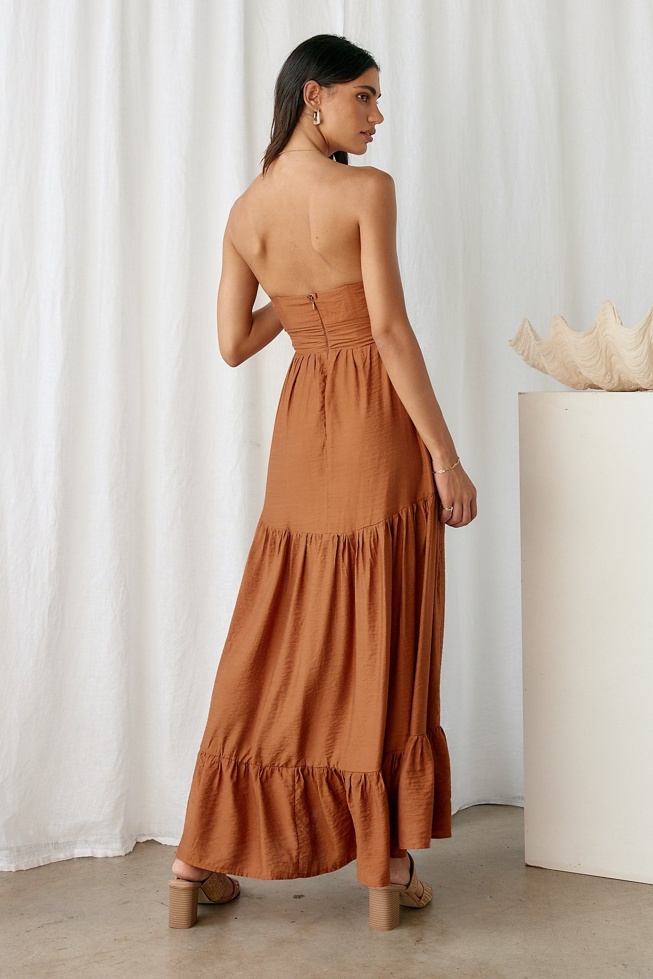 Damen Maxikleid mit Trägerloser Silhouette in Hellbraun Jully