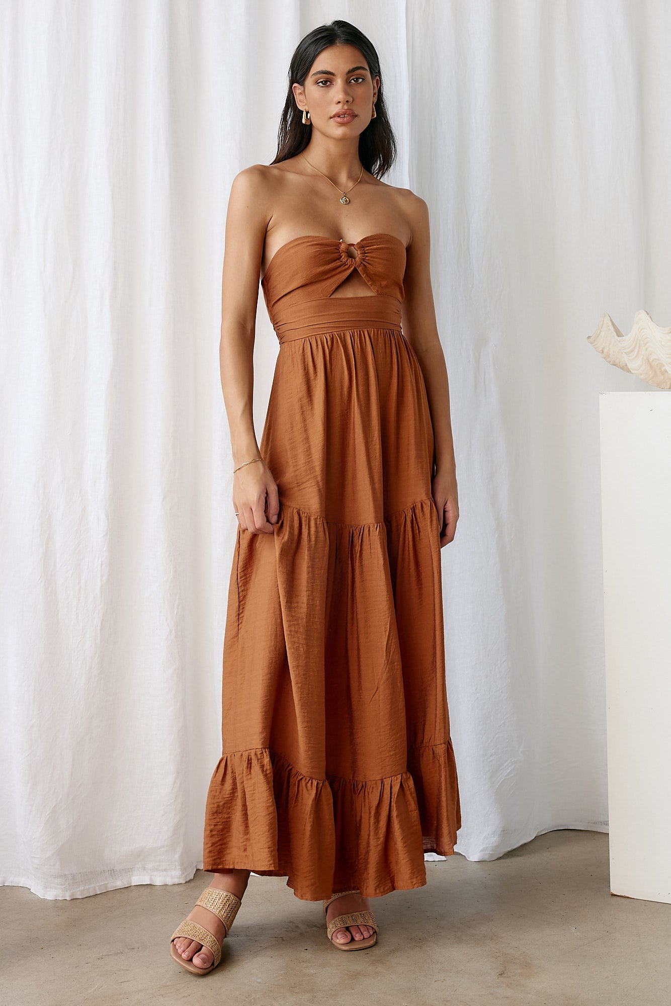 Damen Maxikleid mit Trägerloser Silhouette in Hellbraun Jully