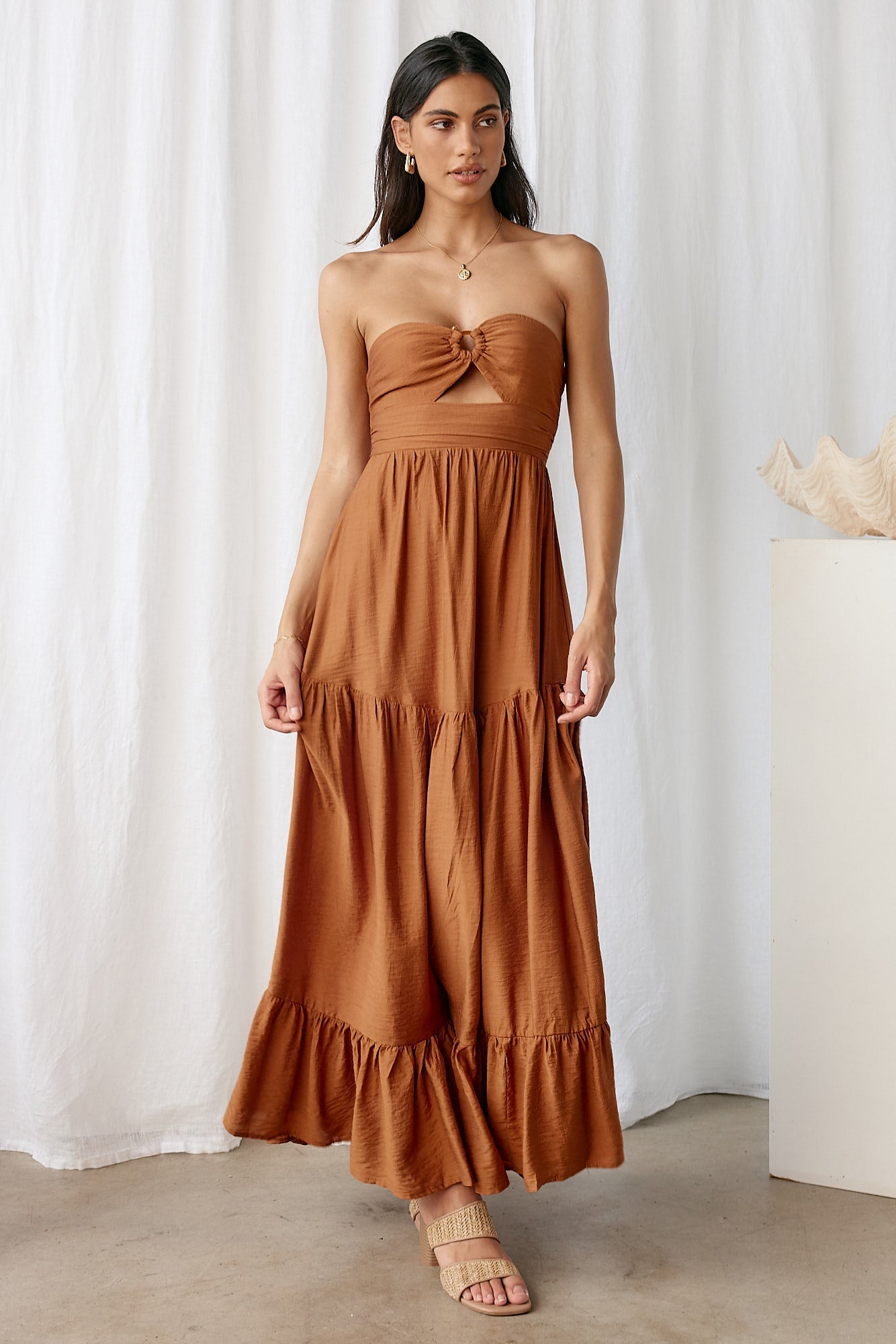Damen Maxikleid mit Trägerloser Silhouette in Hellbraun Jully