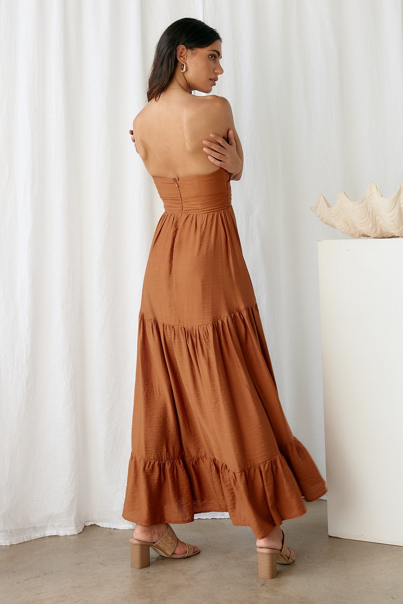 Damen Maxikleid mit Trägerloser Silhouette in Hellbraun Jully