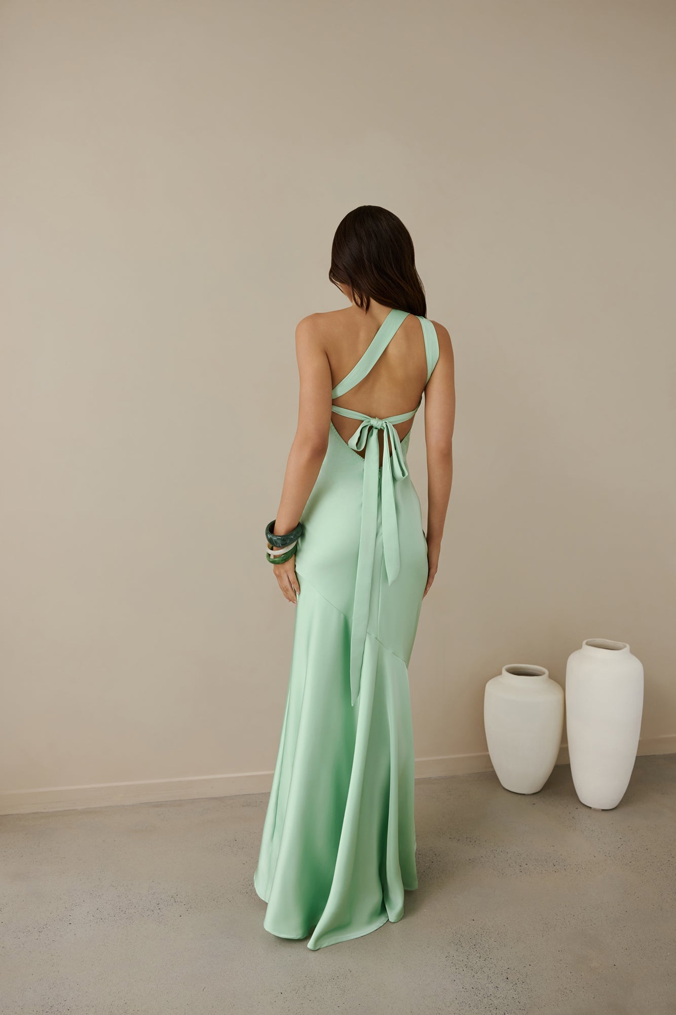 Damen Maxikleid mit asymmetrischem Ausschnitt aus Satin Jully
