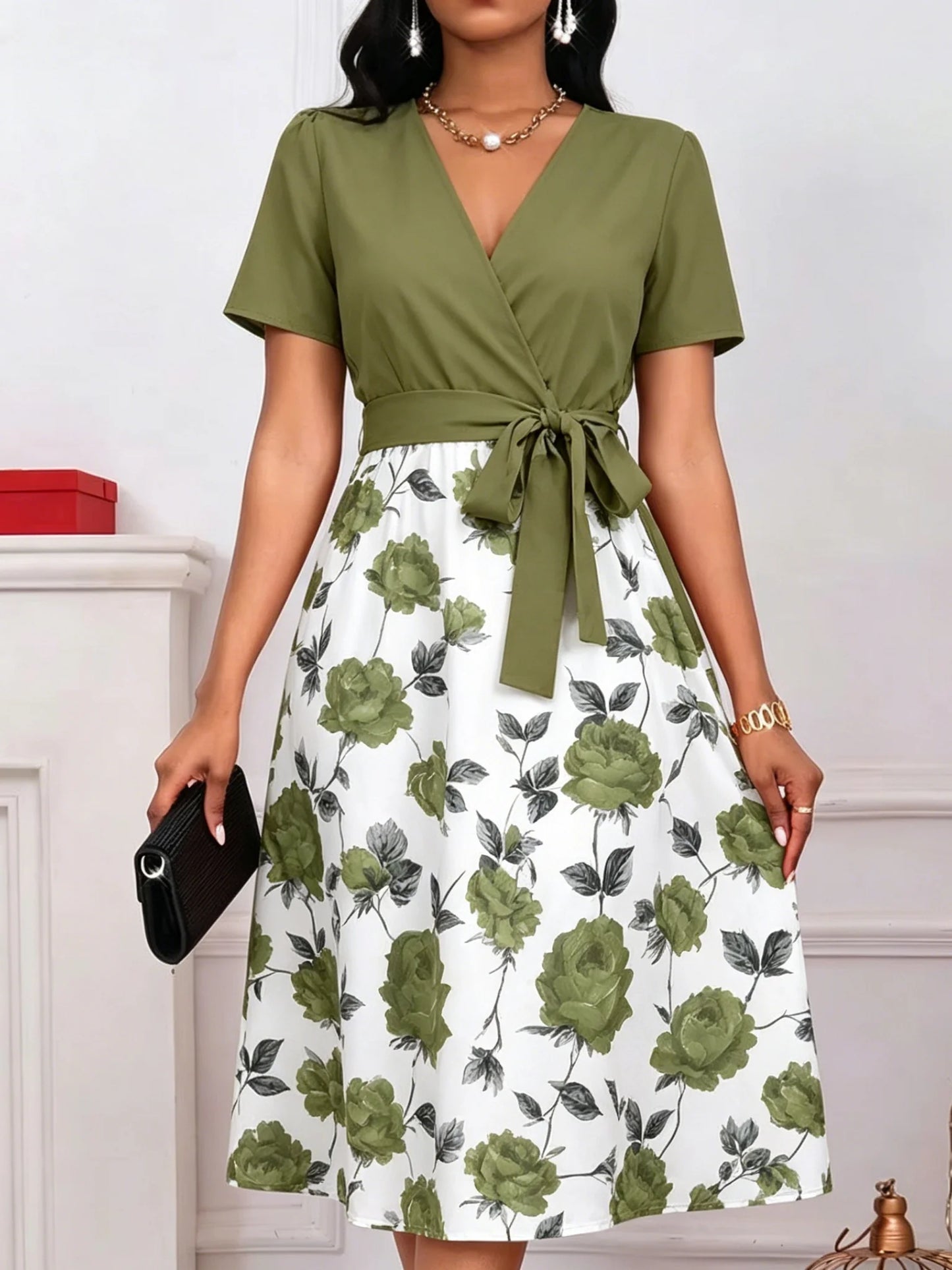 Damen Midikleid mit Blumendruck und V-Ausschnitt Jully
