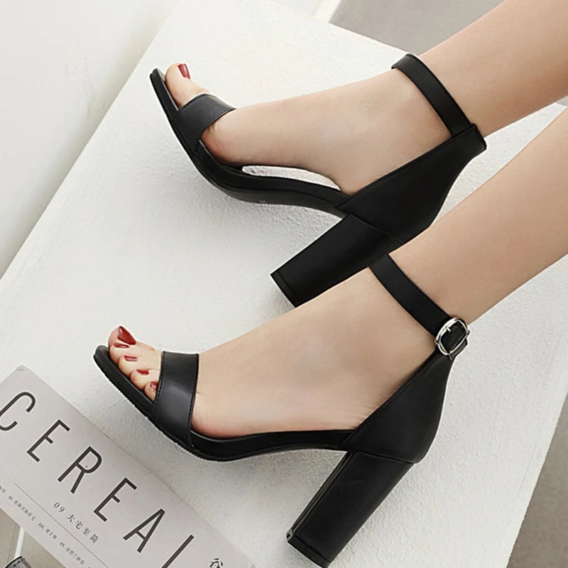 Damen Sandalen mit Blockabsatz und Knöchelriemen Jully