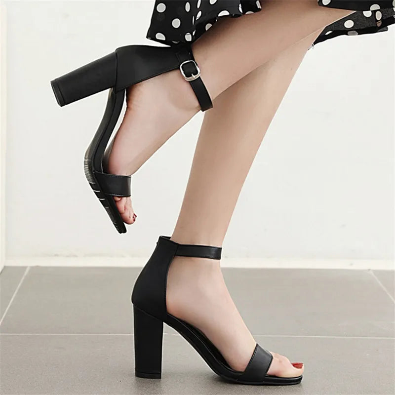 Damen Sandalen mit Blockabsatz und Knöchelriemen Jully