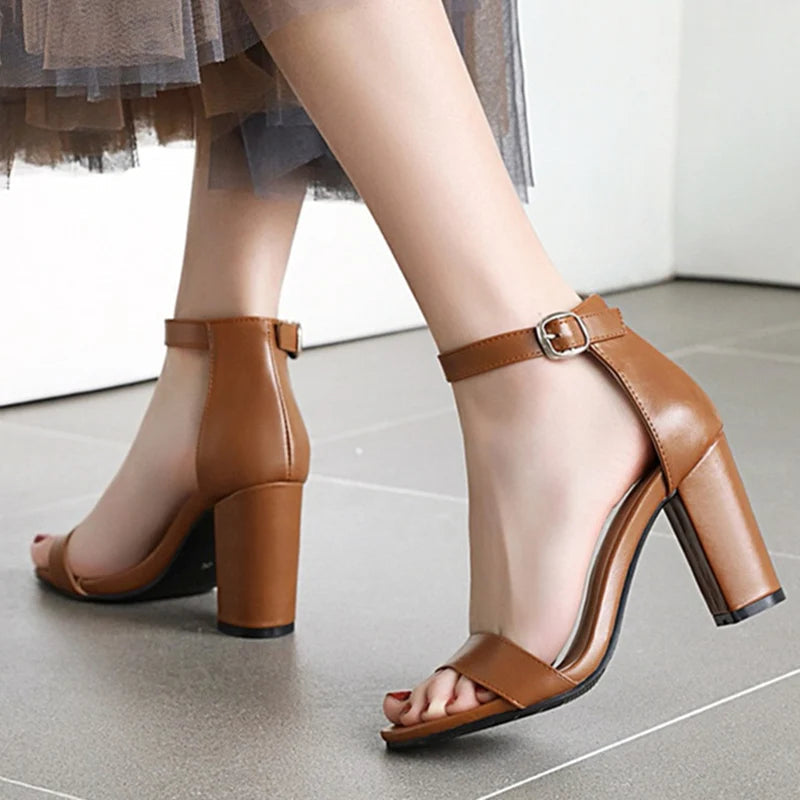 Damen Sandalen mit Blockabsatz und Knöchelriemen Jully