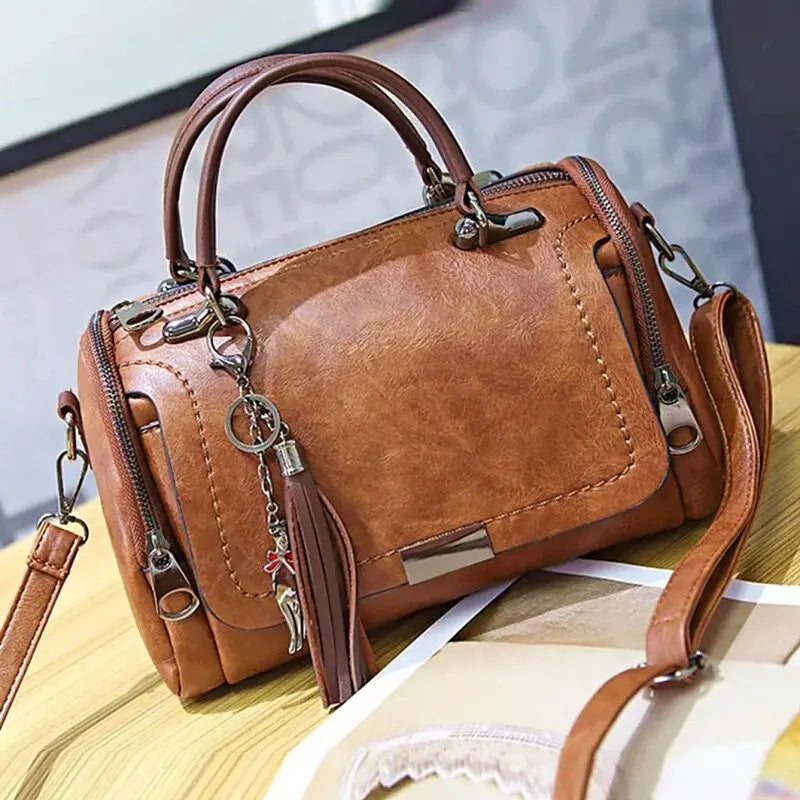 Damen Schultertasche aus Kunstleder in Schwarz Jully