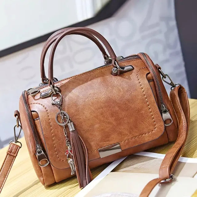 Damen Schultertasche aus Kunstleder in Schwarz Jully