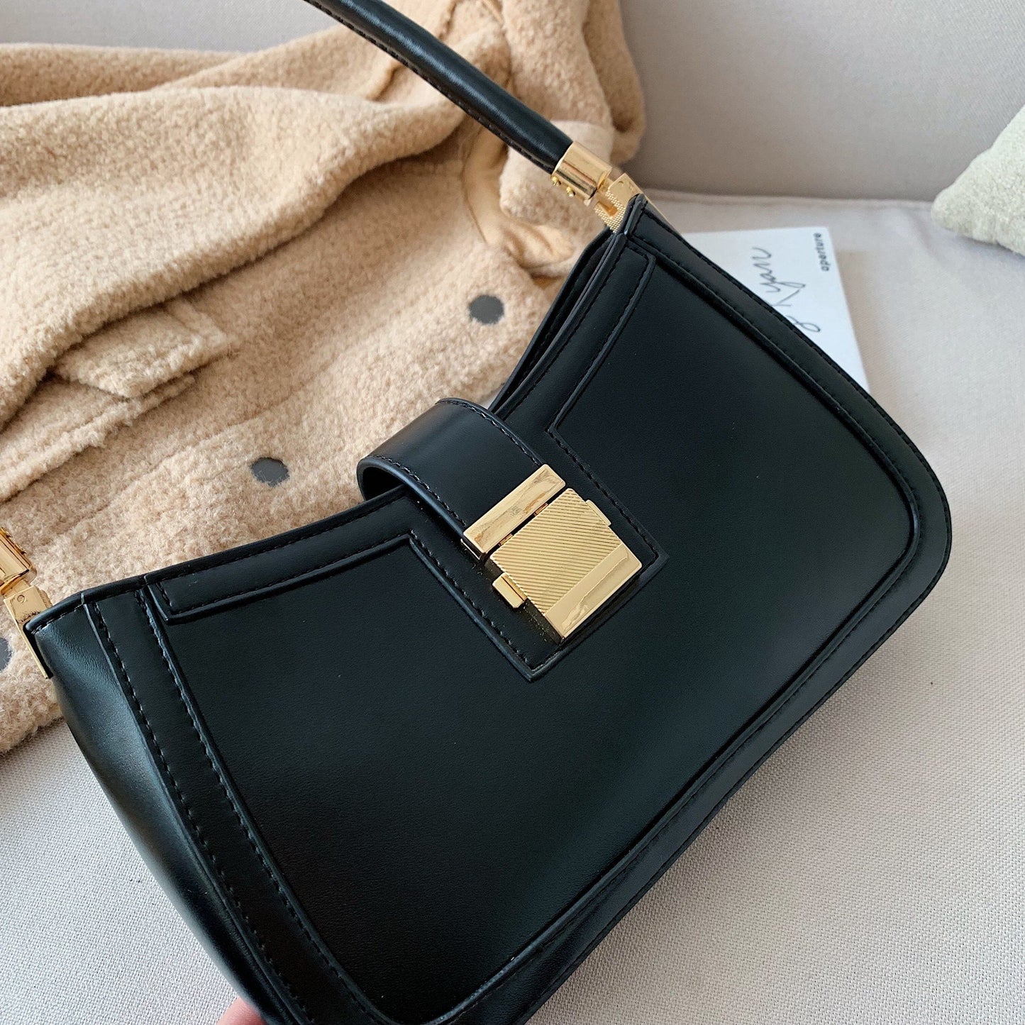 Damen Schultertasche mit Reißverschluss in Schwarz Jully