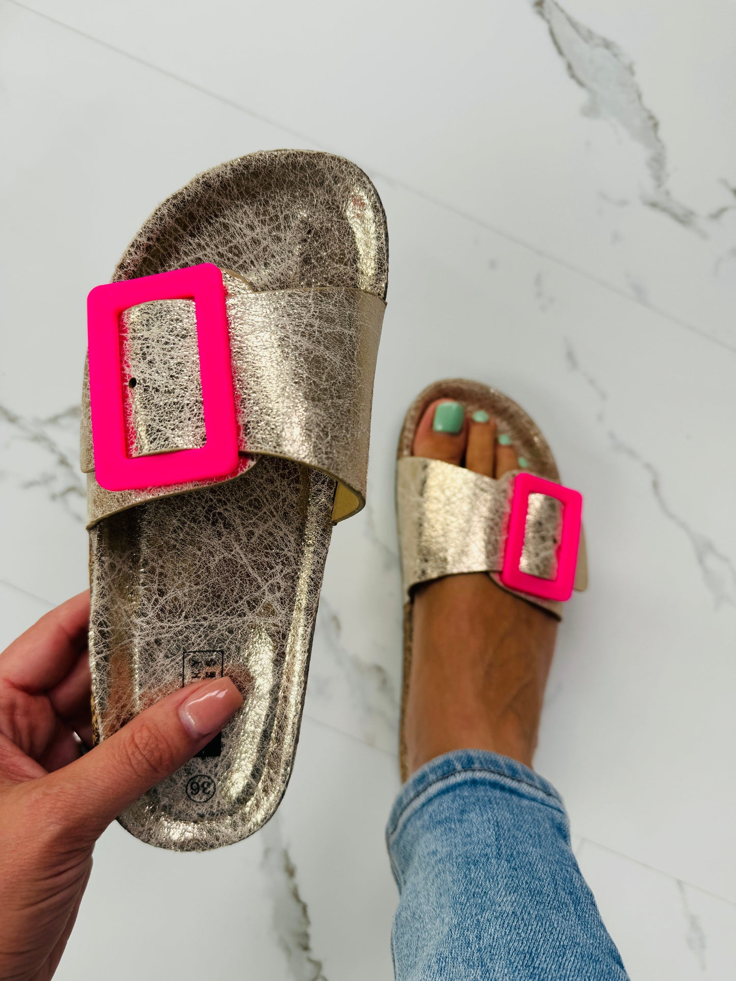 Damen Slides mit goldener Schnalle aus Kunstleder Jully