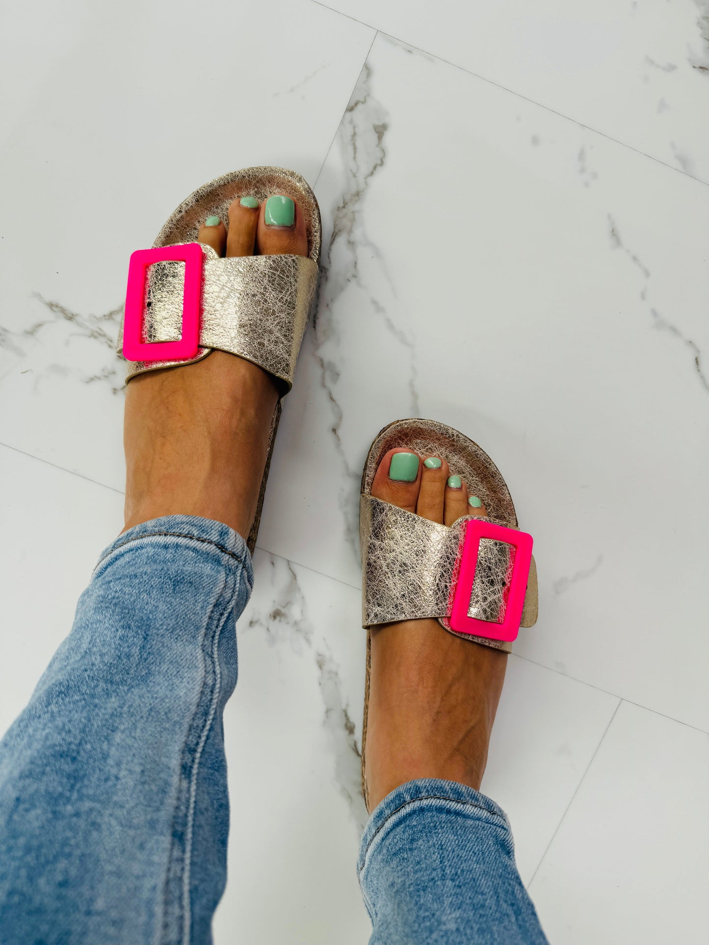 Damen Slides mit goldener Schnalle aus Kunstleder Jully