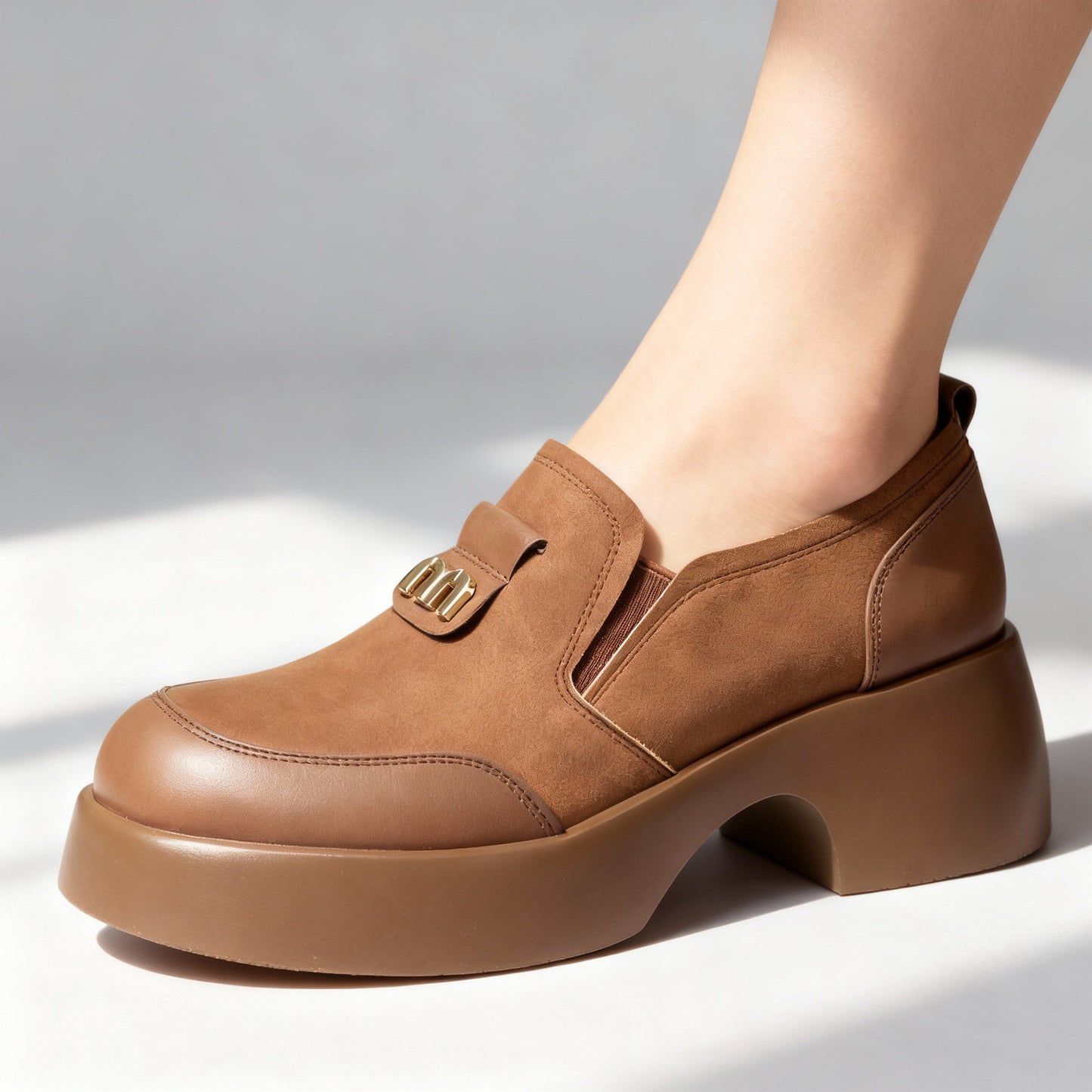 Damen Slipper aus glattem Leder mit Plateausohle Jully