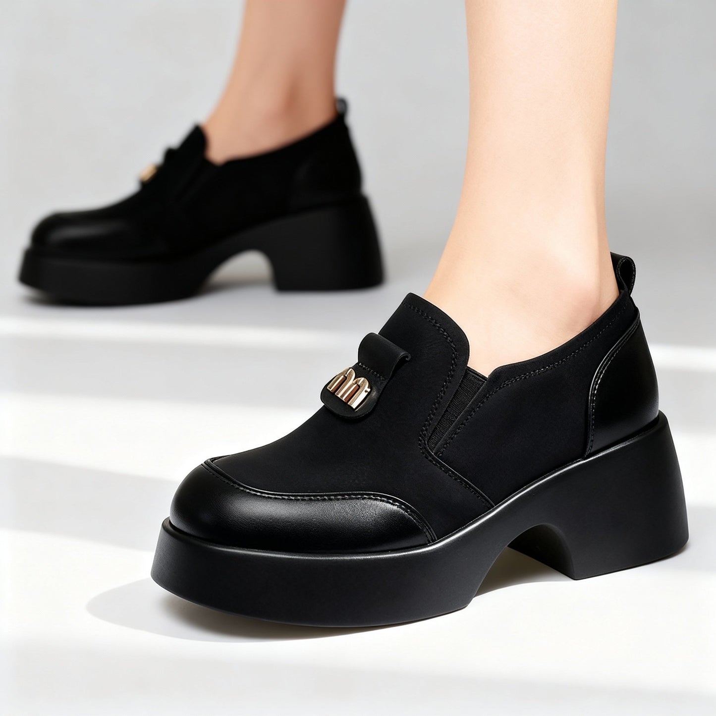 Damen Slipper aus glattem Leder mit Plateausohle Jully