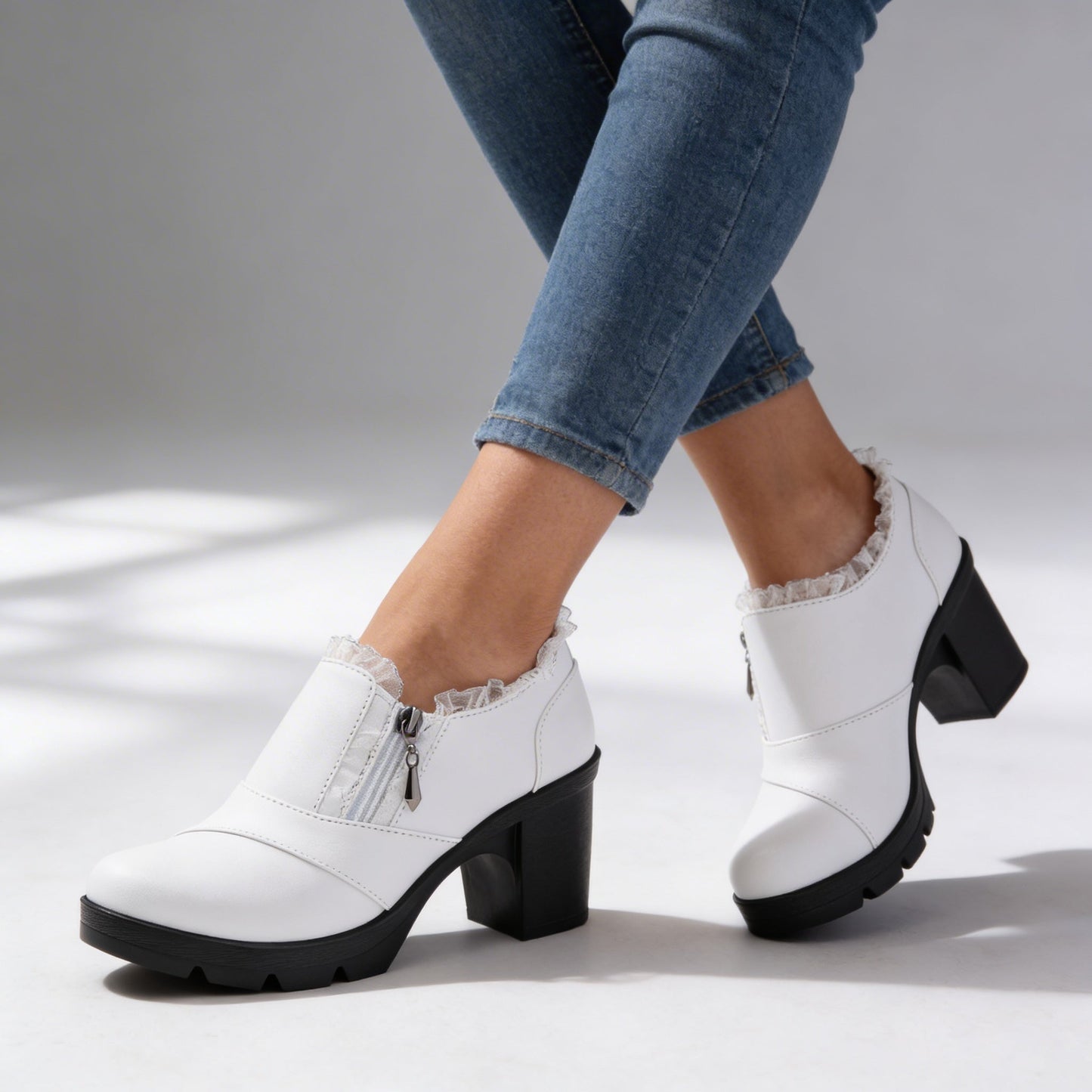 Damen Stiefeletten mit Spitze und Absatz in Schwarz Jully